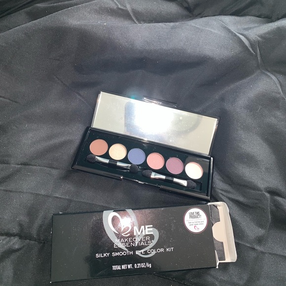 Makeover Essentials Eyeshadow palette - Picture 3 of 3